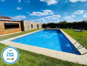 a swimming pool in the yard of a house at Hotel Convento Nossa Senhora do Carmo in Freixinho