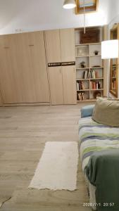 ein Wohnzimmer mit einem Sofa und einem Teppich in der Unterkunft 16 Casa Azul in Alfarim