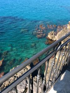 - une vue sur l'océan depuis un pont dans l'établissement La Casa Sulla Scogliera, à Cefalù