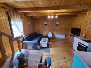 sala de estar con sofá y mesa en Black Pine en Žabljak