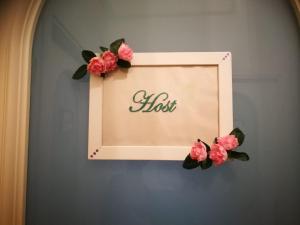 カリアリにあるDa Agnese Locazioni breviのピンクの花の壁掛け