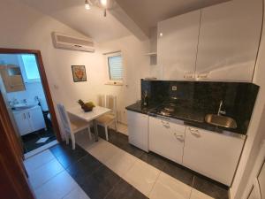 A kitchen or kitchenette at Apartments Pehar