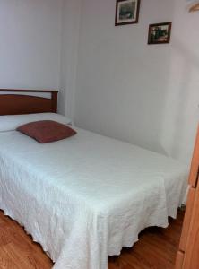 デルテブレにあるCaseta Manigotxaのベッドルーム1室(白いベッドカバー付) +13枚の写真
