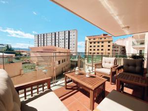 balkon z meblami i widokiem na miasto w obiekcie APARTAMENTO ANTOPA MAR w mieście Sanxenxo
