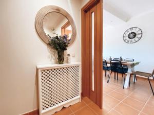 korytarz z lustrem i wazonem z kwiatami w obiekcie APARTAMENTO ANTOPA MAR w mieście Sanxenxo