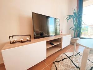 Telewizja i/lub zestaw kina domowego w obiekcie APARTAMENTO ANTOPA MAR