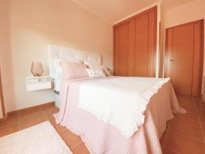 Łóżko lub łóżka w pokoju w obiekcie APARTAMENTO ANTOPA MAR