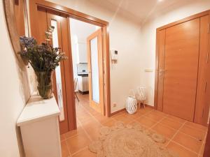 korytarz z wazonem kwiatów na ladzie w obiekcie APARTAMENTO ANTOPA MAR w mieście Sanxenxo +22 zdjęcia