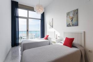 - 2 lits dans une chambre avec une grande fenêtre dans l'établissement 42nd floor - Penthouse VIP with private terrace and sea views, à Benidorm