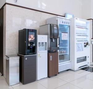 una habitación con nevera y otros electrodomésticos en un edificio en Toyoko Inn Seoul Dongdaemun II, en Seúl