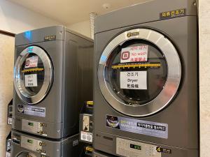 dos máquinas de metal sentadas una al lado de la otra en Toyoko Inn Seoul Dongdaemun II, en Seúl