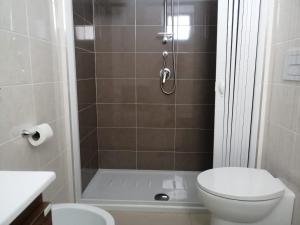 La salle de bains est pourvue d'une douche, de toilettes et d'un lavabo. dans l'établissement Hotel Tirreno Formia, à Formia