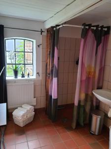 Bilik mandi di 4B Österlen Bed & Breakfast