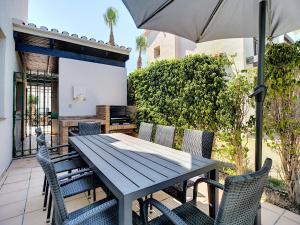 een tafel en stoelen met een parasol op een patio bij Roda Villa with Pool 0508 in San Javier