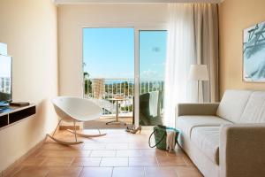 Ein Sitzbereich in der Unterkunft Sunprime Atlantic View Suite & Spa