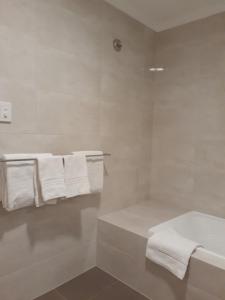 Ένα μπάνιο στο Central City Exclusive Apartments +13 φωτογραφίες