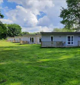 een wit huis met een grote tuin ervoor bij Trelleborg Strand in Trelleborg