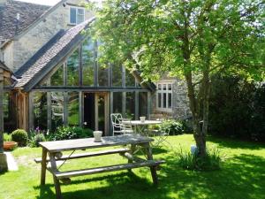 Gallery image of The Swan Inn Swinbrook in Burford