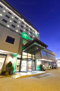 una tienda frente a un edificio por la noche en Holiday Inn Bursa - City Centre, an IHG Hotel, en Bursa