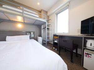 een slaapkamer met een bed en een stapelbed bij Super Hotel Tokyo Nihombashi Mitsukoshimae in Tokyo
