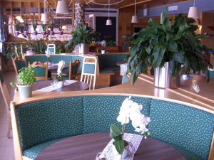 restauracja ze stołem z doniczkami w obiekcie LiebesNesterl Bergwirt - Boutique Hotel w mieście Köflach