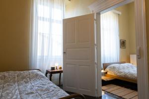 a bedroom with a bed and a door with a window at Mora Valisi in Nafplio