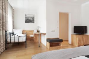 Sjónvarps- og/eða afþreyingartæki á FrühstücksHotel Scharinger