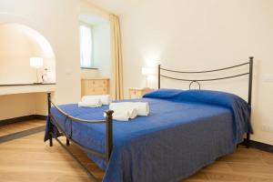 Un dormitorio con una cama azul con toallas. en PORTOVECCHIO, en Levanto