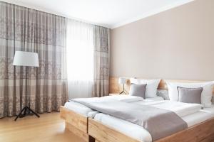 Rúm í herbergi á FrühstücksHotel Scharinger