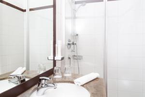 Baðherbergi á FrühstücksHotel Scharinger