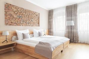 Rúm í herbergi á FrühstücksHotel Scharinger