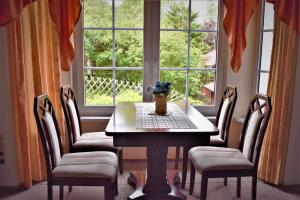 d'une salle à manger avec une table, des chaises et une fenêtre. dans l'établissement Am Hexenstieg (Rolf Lücke), à Altenbrak