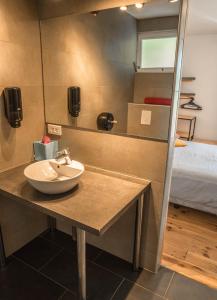 A bathroom at Hotel L'Escale