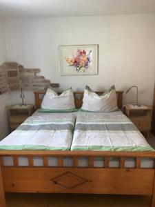 - une chambre avec un lit en bois et 2 tables de chevet dans l'établissement Wörter Marianne, à Sankt Ulrich am Pillersee