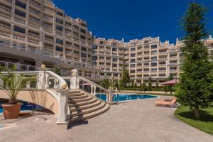 un gran edificio de apartamentos con piscina y escalera en Blue Lagoon Seafront Apartments en Varna
