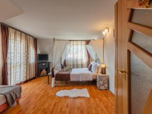 1 dormitorio con cama y ventana en Rose Apartment, en Sighişoara