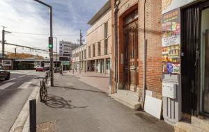 un semáforo verde en una calle de la ciudad en Le Cocon - Chaleureux Studio Centre Ville au Calme, en Toulouse