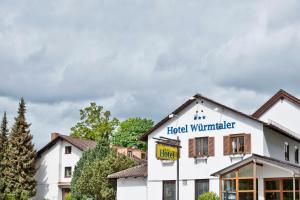 een hotelbord aan de zijkant van een gebouw bij Würmtaler Gästehaus in München