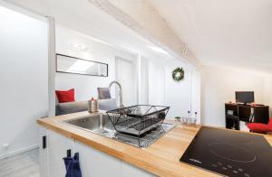 una cucina con lavandino e piano di lavoro di Le Cocon - Chaleureux Studio Centre Ville au Calme a Tolosa