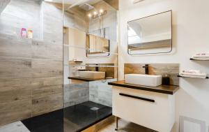bagno con 2 lavandini e specchio di Le Cocon - Chaleureux Studio Centre Ville au Calme a Tolosa