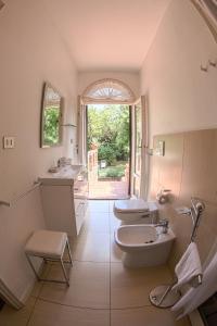 een badkamer met 2 wastafels en 2 toiletten bij Ai Giardini di San Vitale in Ravenna