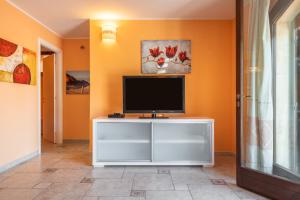 TV i/ili multimedijalni sistem u objektu Casa Marina