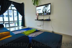 TV/trung tâm giải trí tại homestay mekar idaman