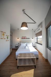 sypialnia z białym łóżkiem i stołem w obiekcie Urban Sea View Lofts #3 w Chalkidzie