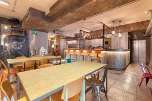 un ristorante con tavoli e sedie e un bar di Hotel Britannia a Genova Altre 45 foto