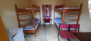 Zimmer mit 4 Etagenbetten sowie einem Tisch und Stühlen in der Unterkunft ATC Jadran in Franzensbad