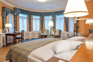 Hotel Waldhaus Sils客房内的一张或多张床位