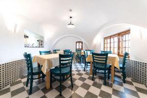 - une salle à manger avec une table et des chaises dans l'établissement Dům Přátel Pavlova, à Pavlov