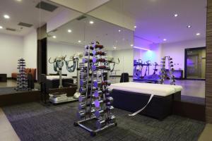 una habitación con un gimnasio con una estantería de equipamiento en Lakeshore Hotel Hualien, en Hualien City
