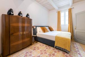 1 dormitorio con 1 cama y armario de madera en 116Townhouse en Rabat